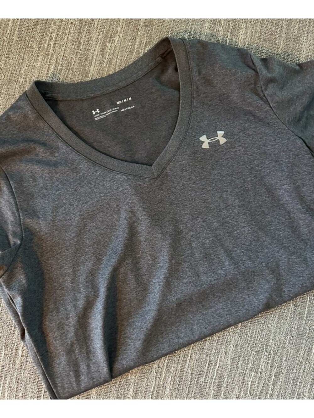Under Armour HeatGear Women’s Gray V-Neck Short Sleeve T-Shirt M Stretch Poly